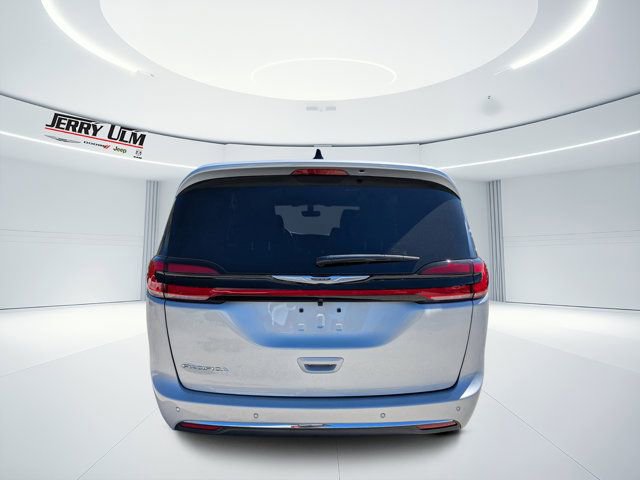 New 2026 Chrysler Pacifica Select FWD image 4