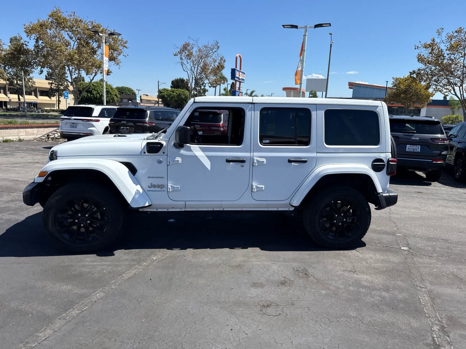 Used 2024 Jeep Wrangler Unlimited Sahara AWD/4WD image 27