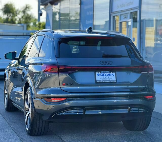 Used 2025 Audi SQ6 e-tron Premium Plus w/ Premium Plus AWD/4WD image 3