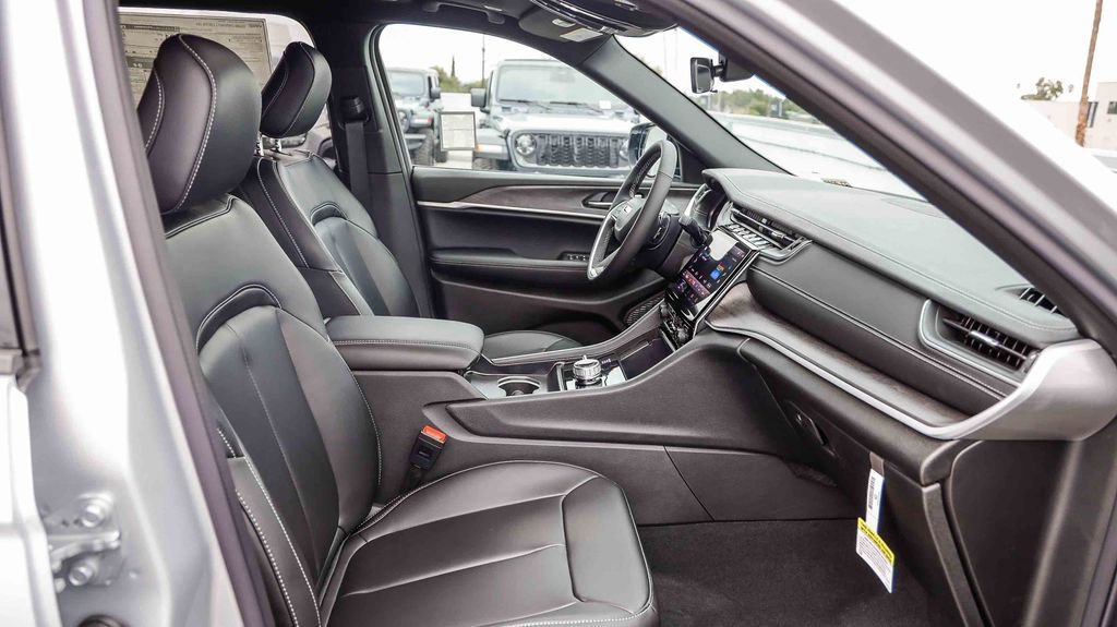 New 2025 Jeep Grand Cherokee L Limited w/ Black Appearance Package image 18