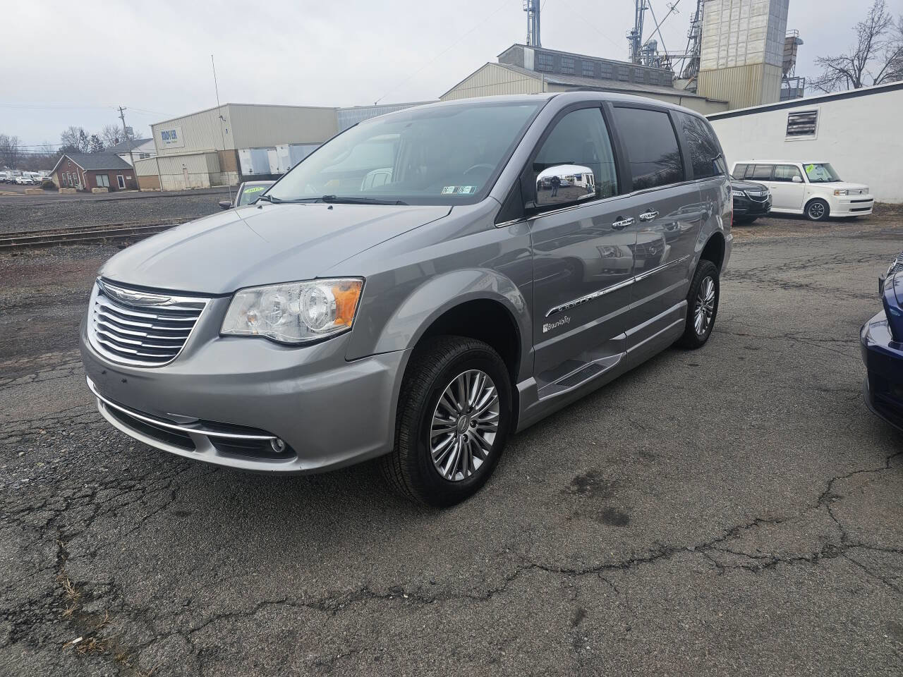 Used 2014 Chrysler Town & Country Touring-L w/ Driver Convenience Group image 3