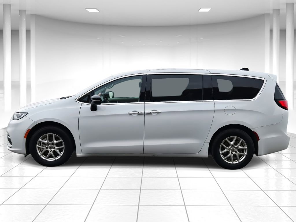 Used 2024 Chrysler Pacifica Touring-L image 7