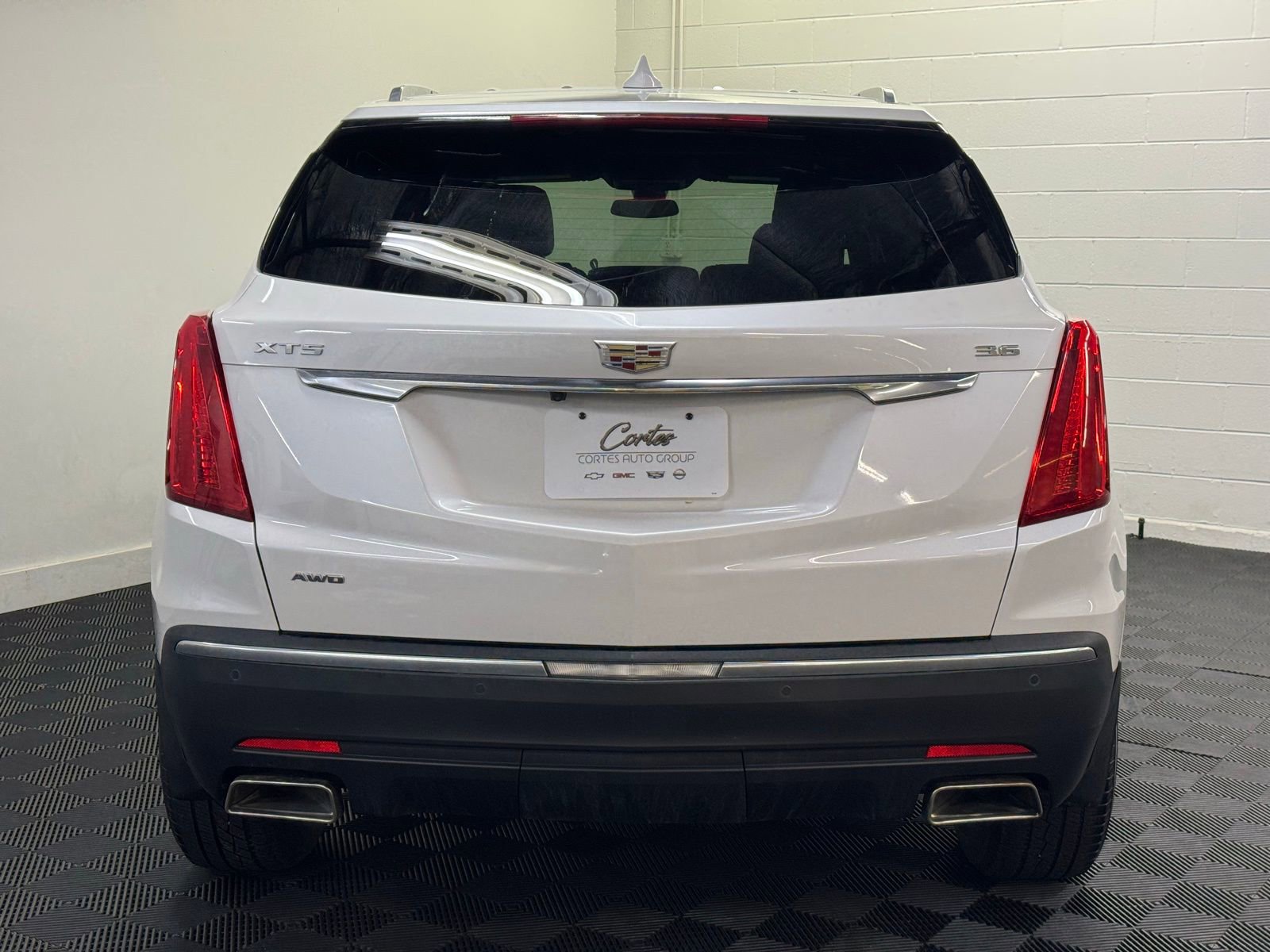 Used 2017 Cadillac XT5 Luxury w/ Driver Awareness Package image 6