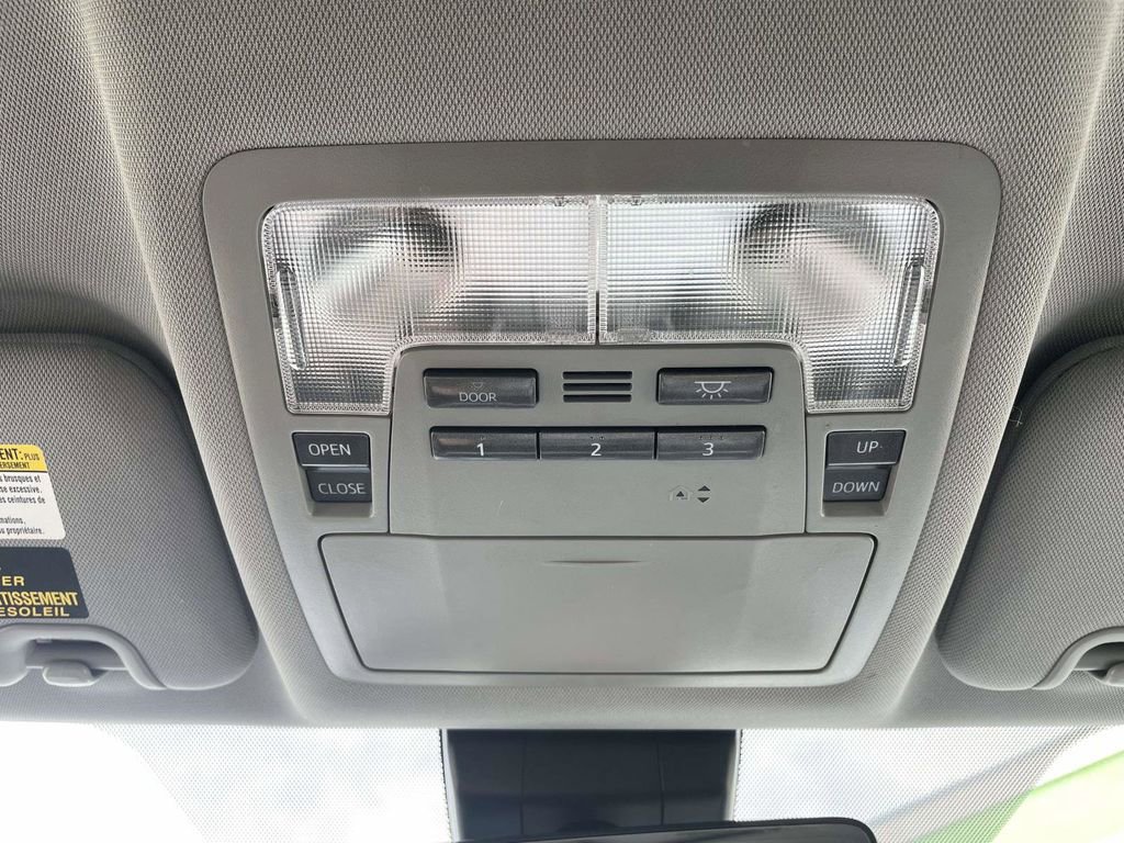 Used 2017 Toyota Highlander XLE FWD image 29