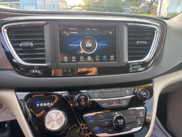 Used 2020 Chrysler Voyager L FWD image 20