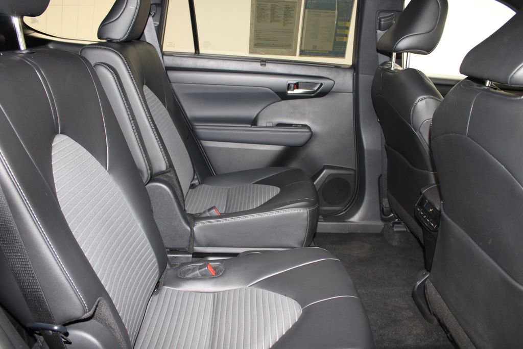 Used 2025 Toyota Highlander XSE image 33