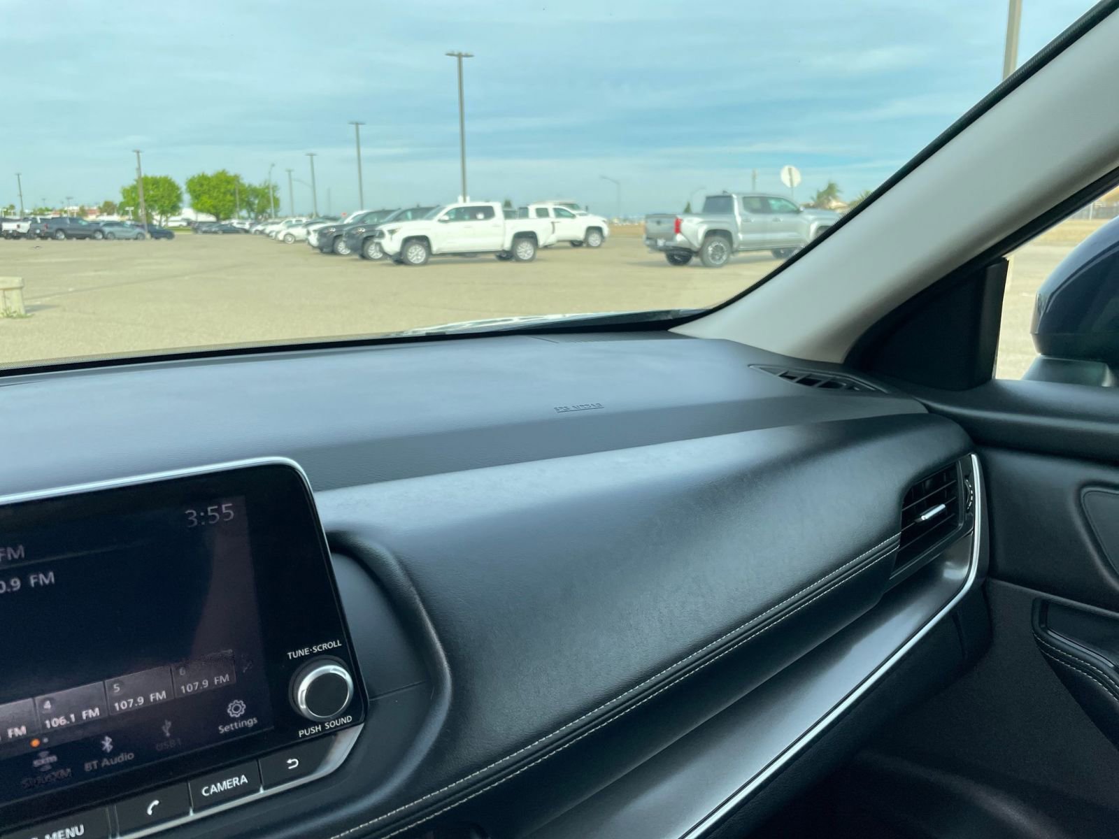 Used 2025 Nissan Rogue SV image 36