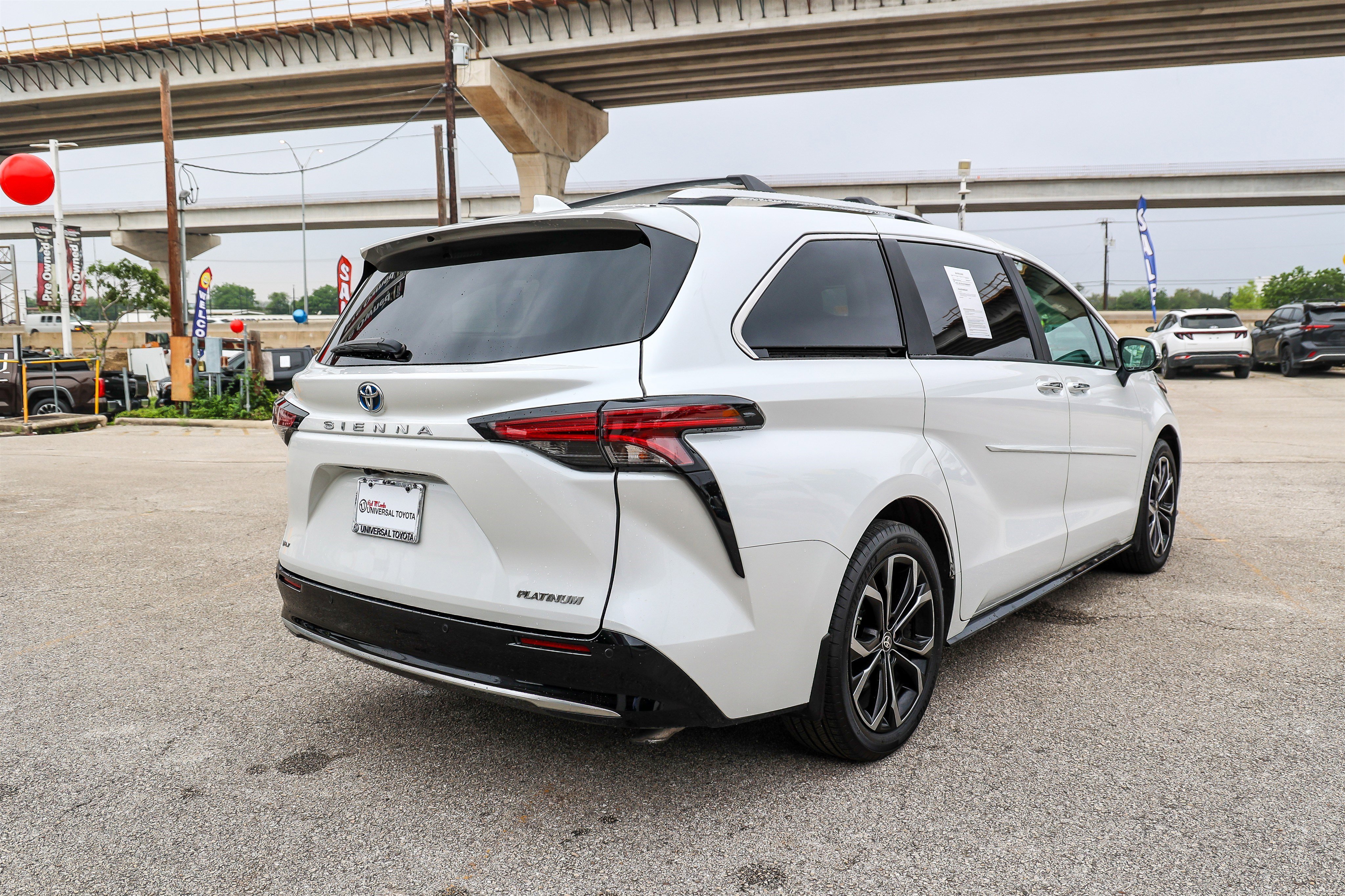 Used 2025 Toyota Sienna Platinum FWD image 7
