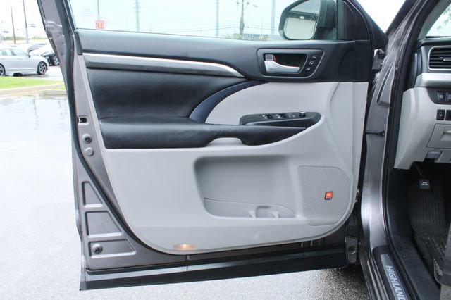 Used 2017 Toyota Highlander Limited AWD/4WD image 10