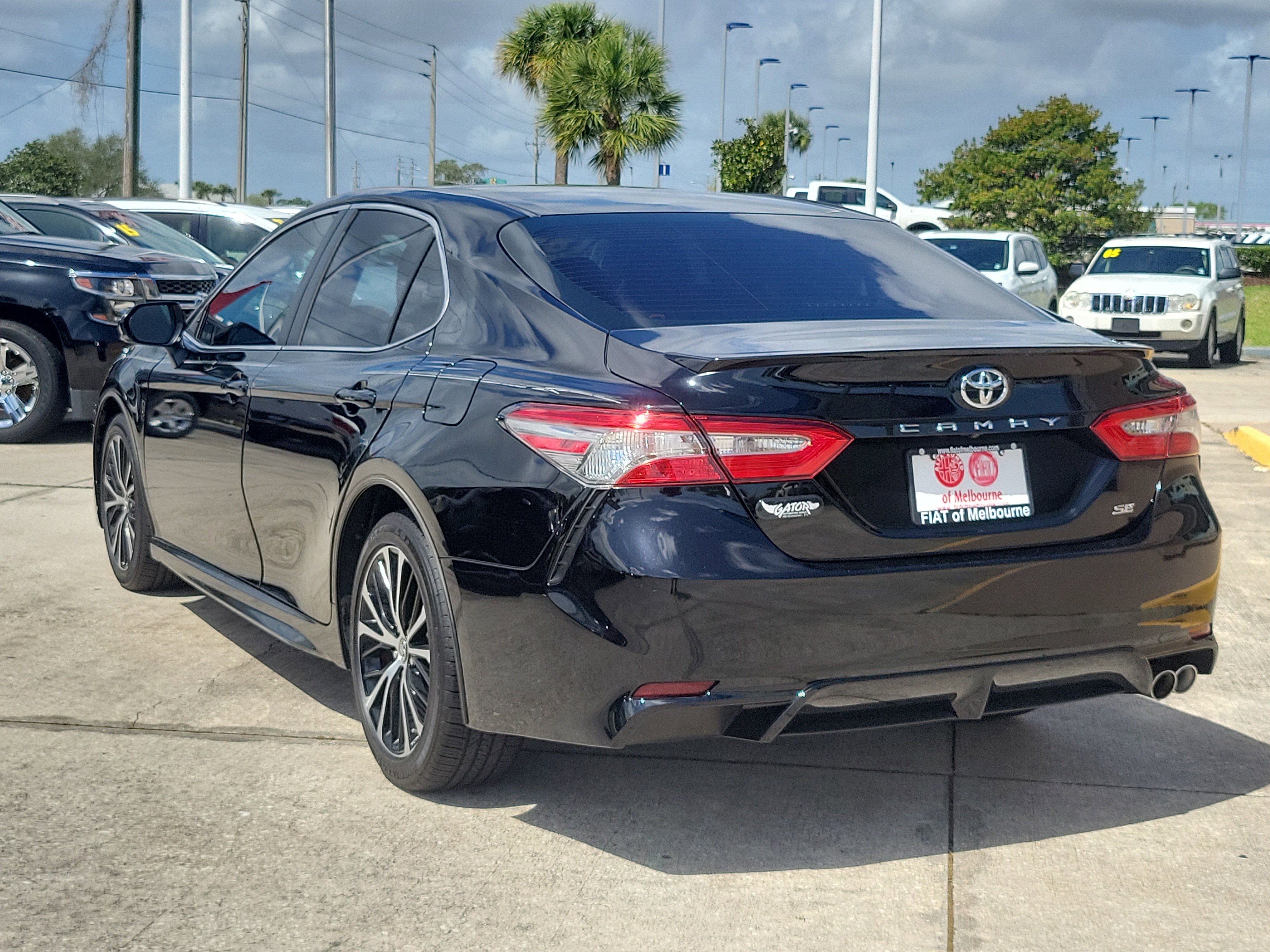 Used 2018 Toyota Camry SE w/ Convenience Package FWD image 3