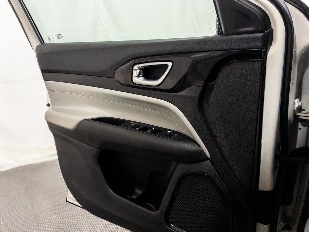 Used 2025 Jeep Compass Limited image 29