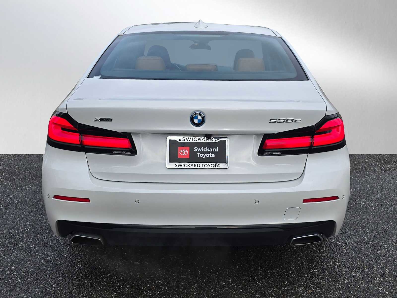 Used 2023 BMW 530e xDrive w/ Premium Package image 4
