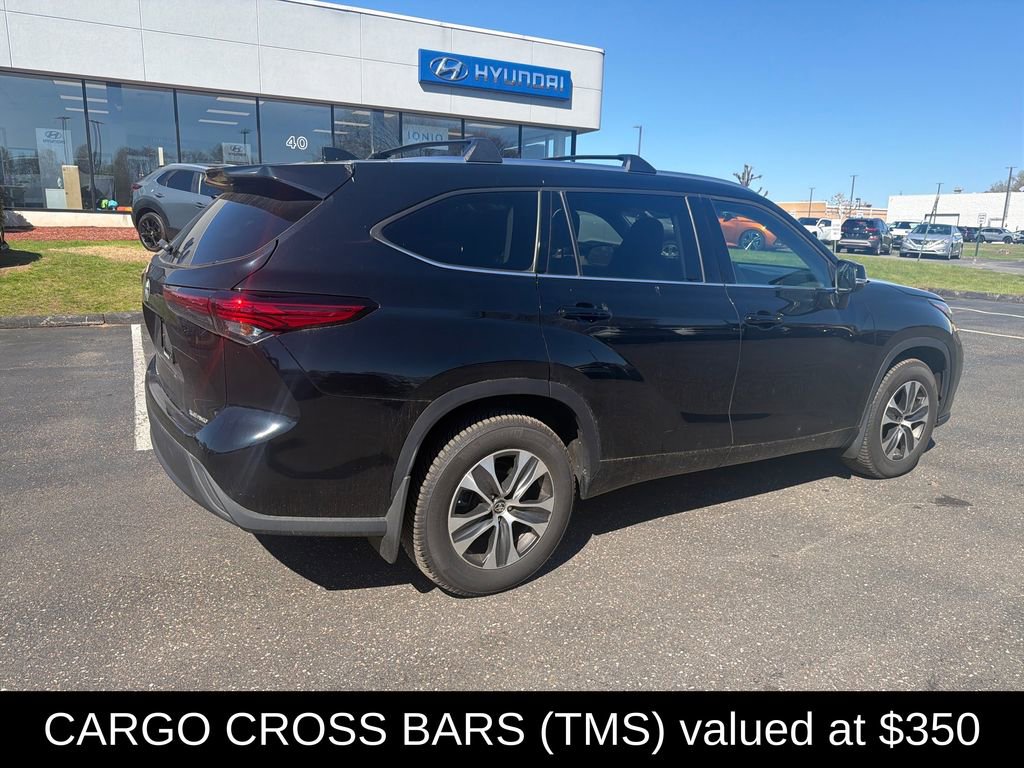 Used 2021 Toyota Highlander XLE AWD/4WD image 3