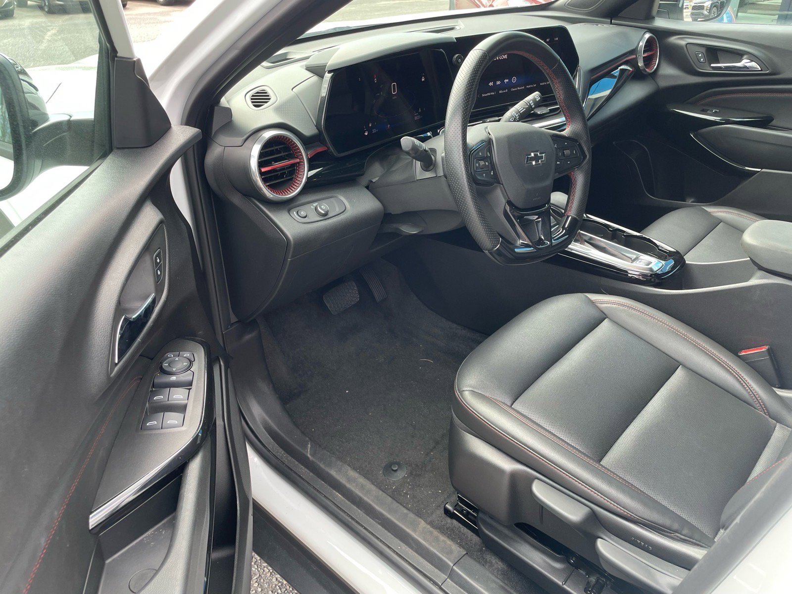 Used 2025 Chevrolet Trax RS w/ Driver Confidence Package image 4