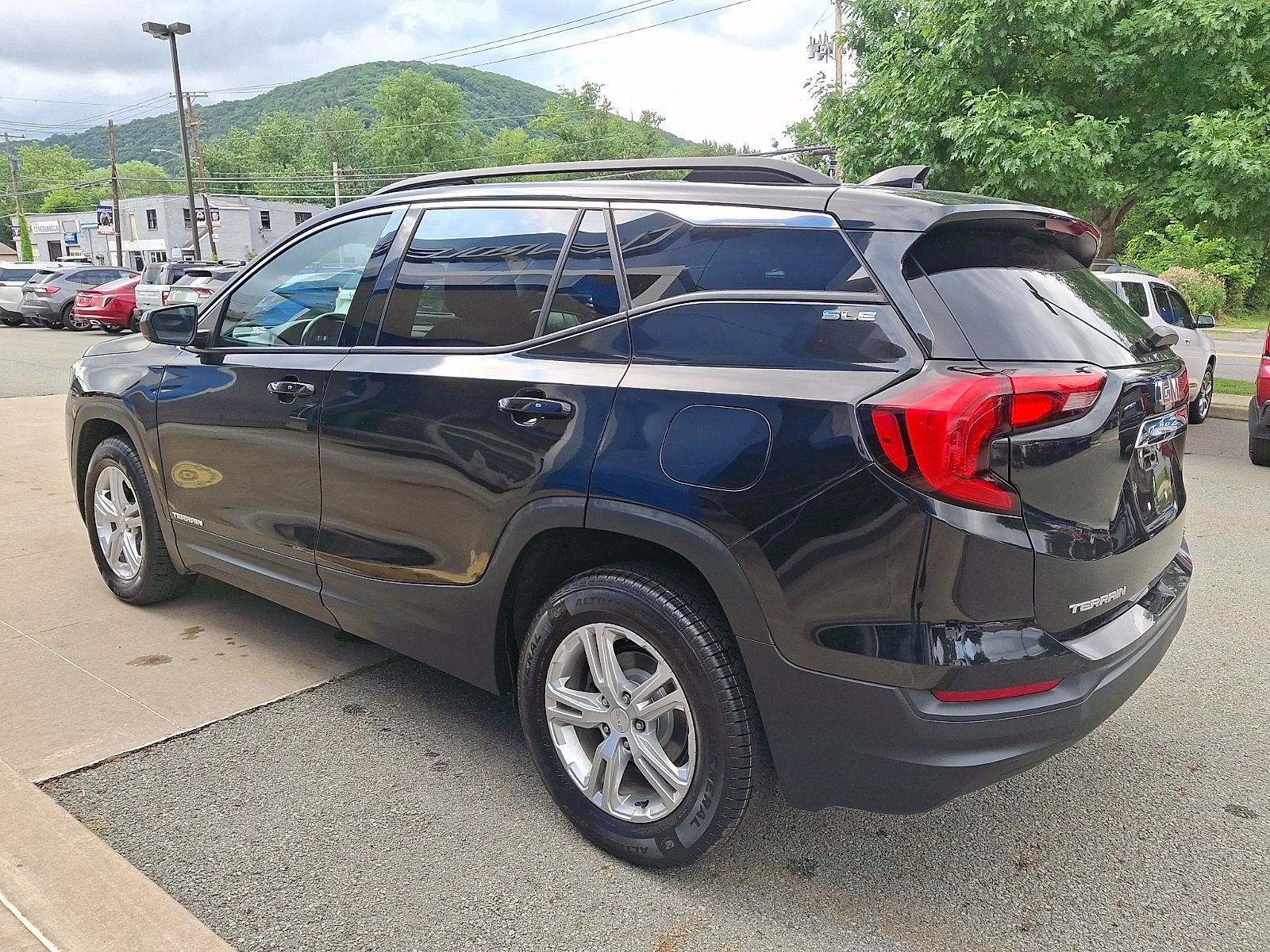 Used 2020 GMC Terrain SLE w/ Driver Convenience Package AWD/4WD image 4
