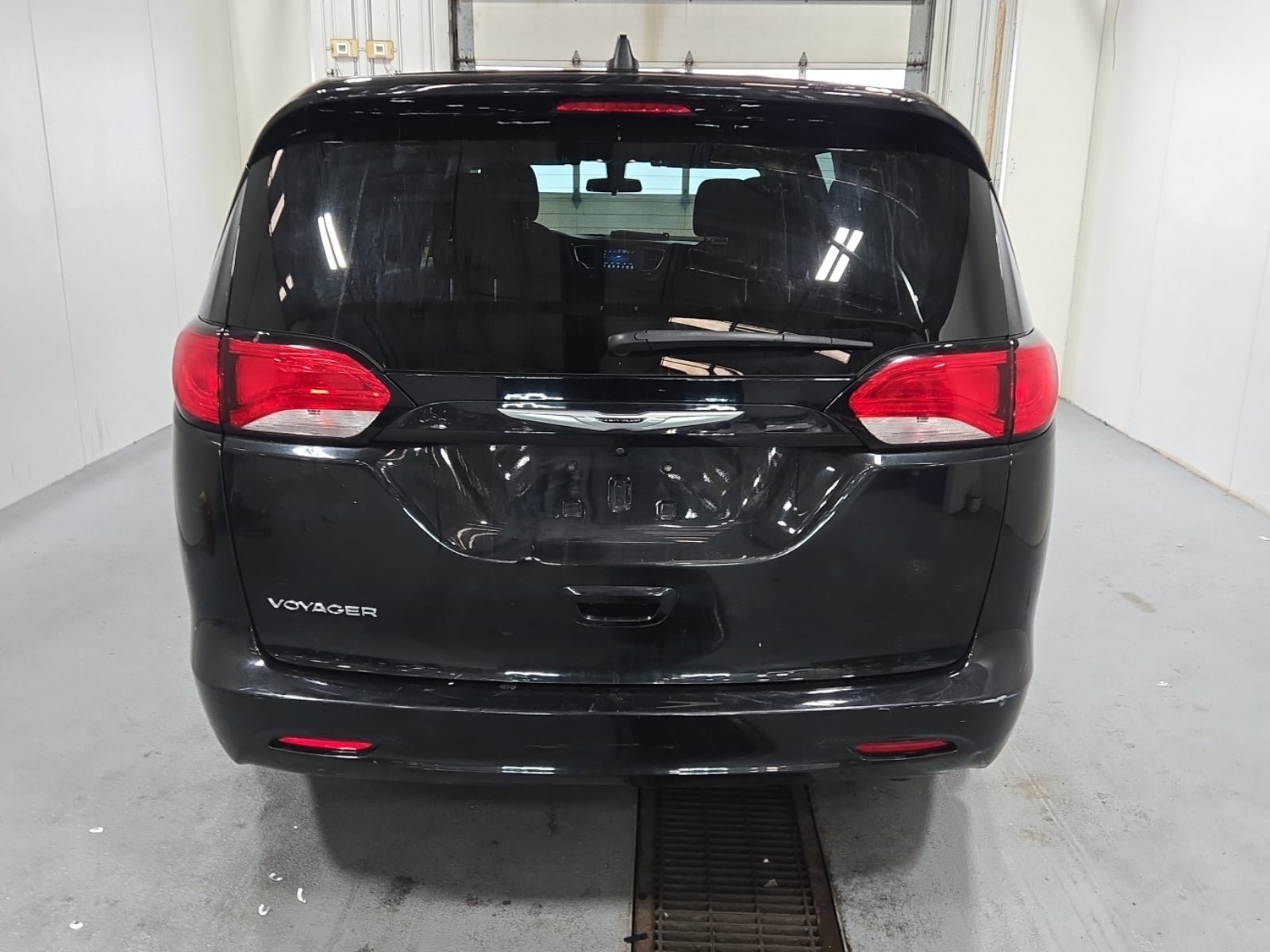Used 2021 Chrysler Voyager L image 4