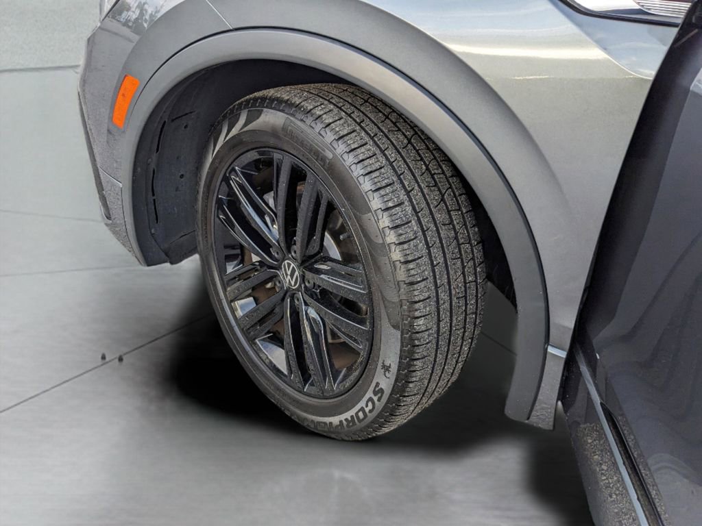 Certified 2022 Volkswagen Tiguan SE R-Line image 35