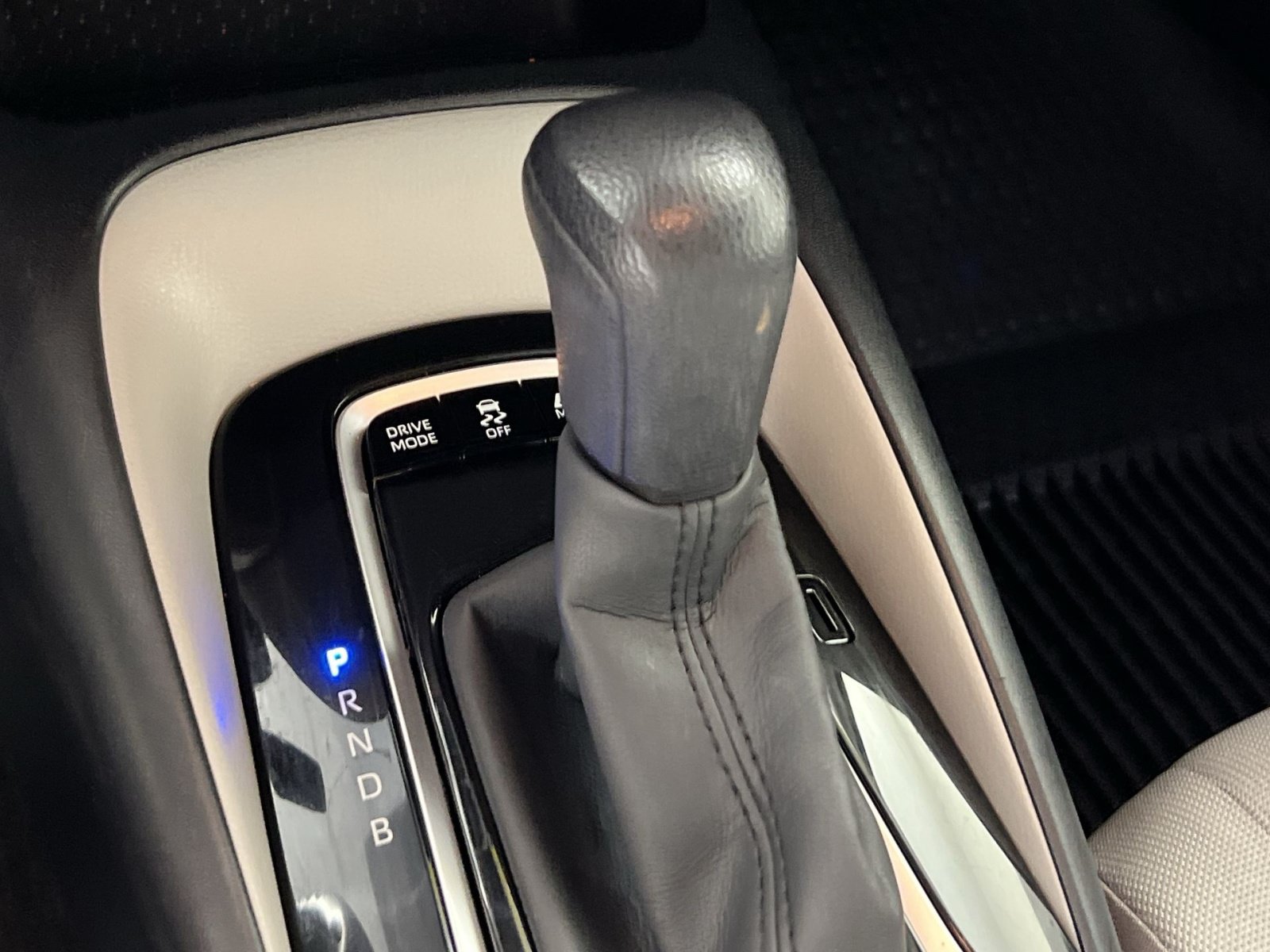 Used 2022 Toyota Corolla LE FWD image 30