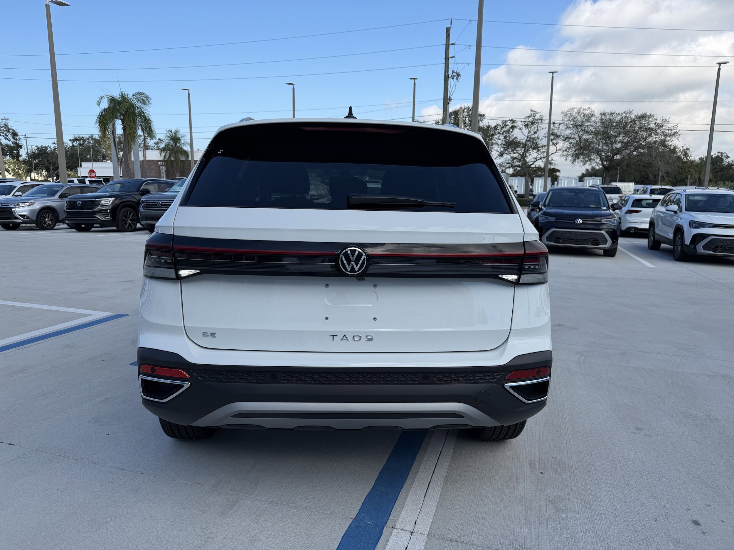 New 2026 Volkswagen Taos SE image 4