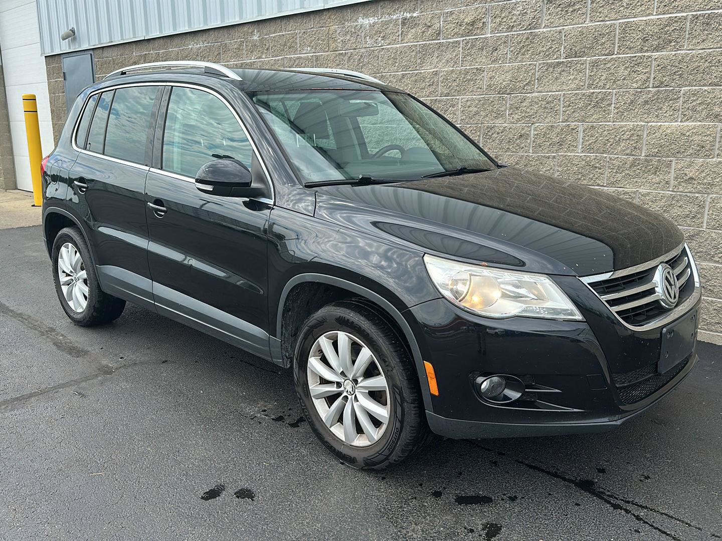 Used 2011 Volkswagen Tiguan SEL AWD/4WD image 3