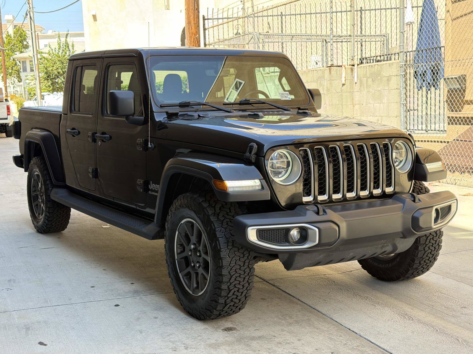 Used 2020 Jeep Gladiator Overland AWD/4WD image 2