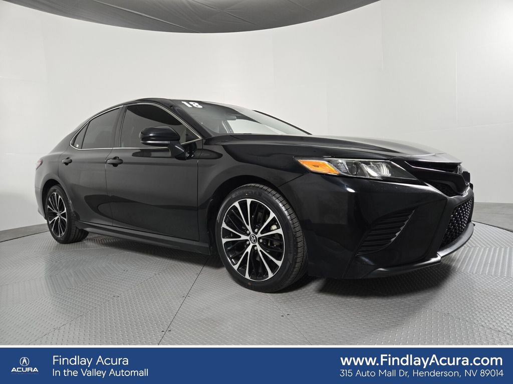 Used 2018 Toyota Camry SE image 1