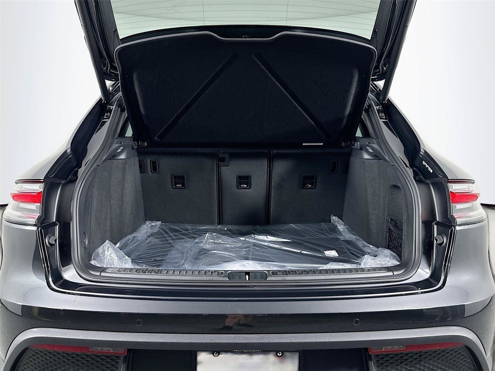 Certified 2025 Porsche Macan AWD/4WD image 37