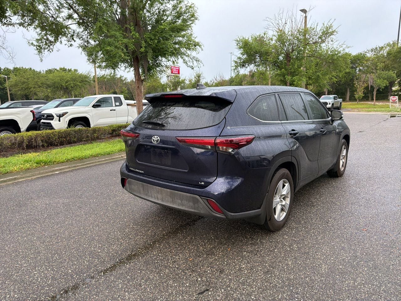 Used 2024 Toyota Highlander LE FWD image 5