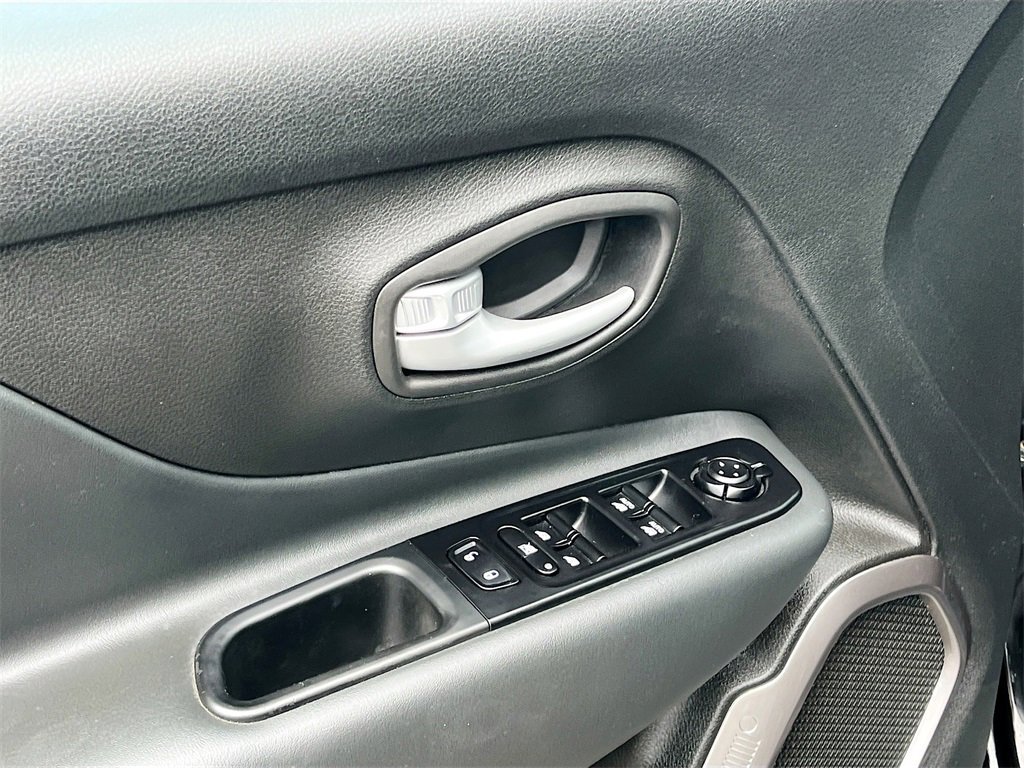 Used 2023 Jeep Renegade Latitude w/ Premium Group image 18