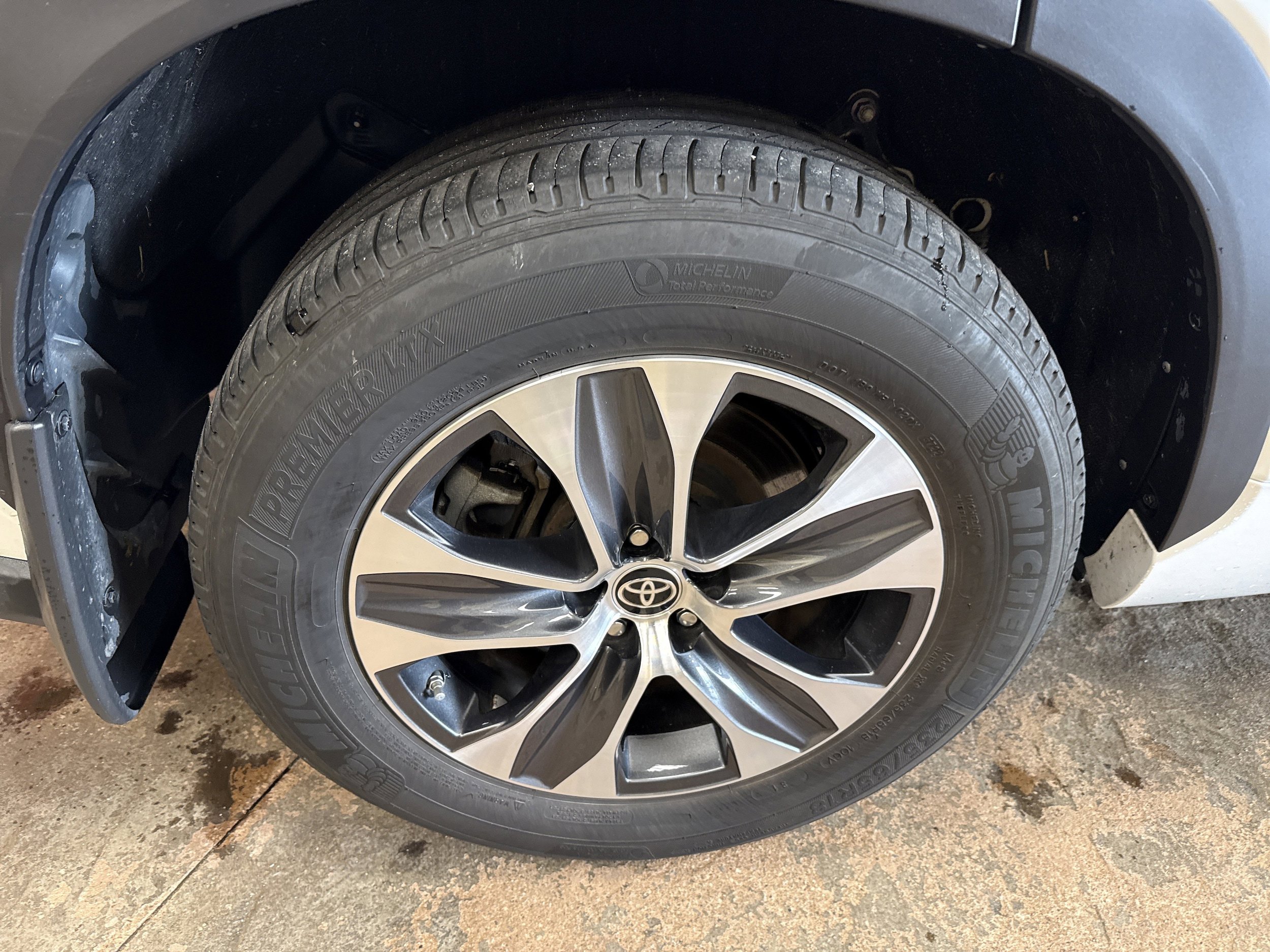 Used 2022 Toyota Highlander XLE image 11