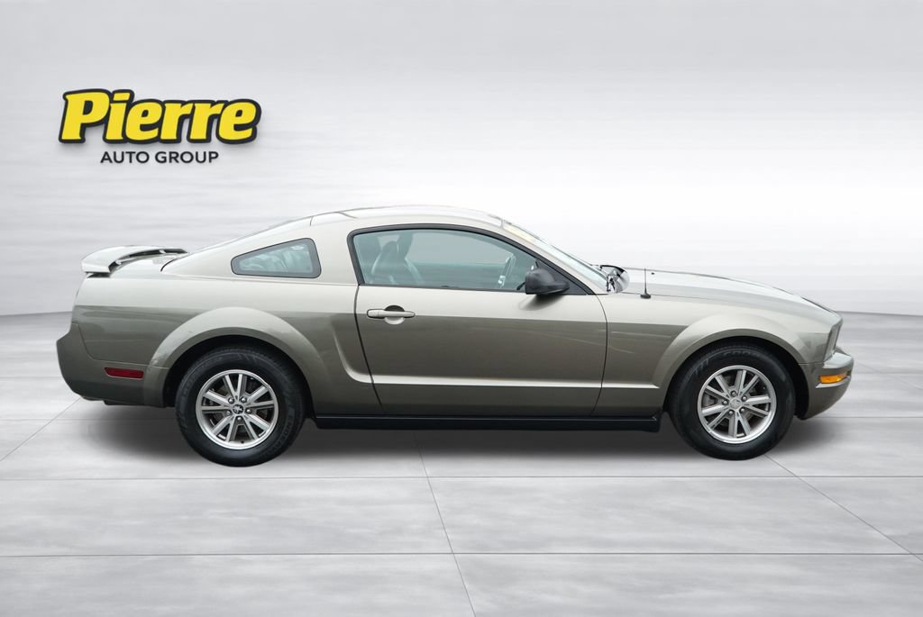 Used 2005 Ford Mustang Premium RWD image 3