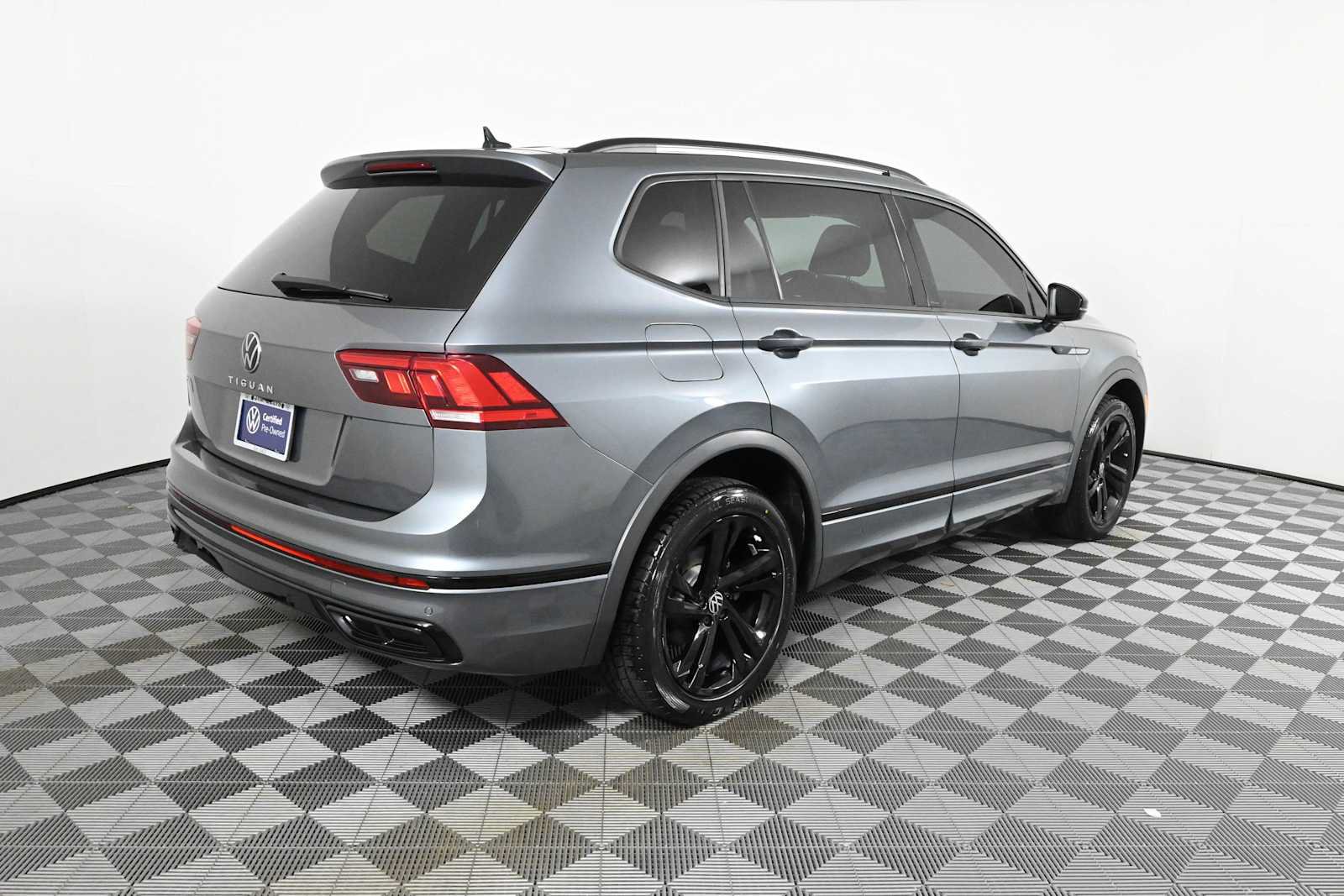 Certified 2023 Volkswagen Tiguan SE R-Line FWD image 5
