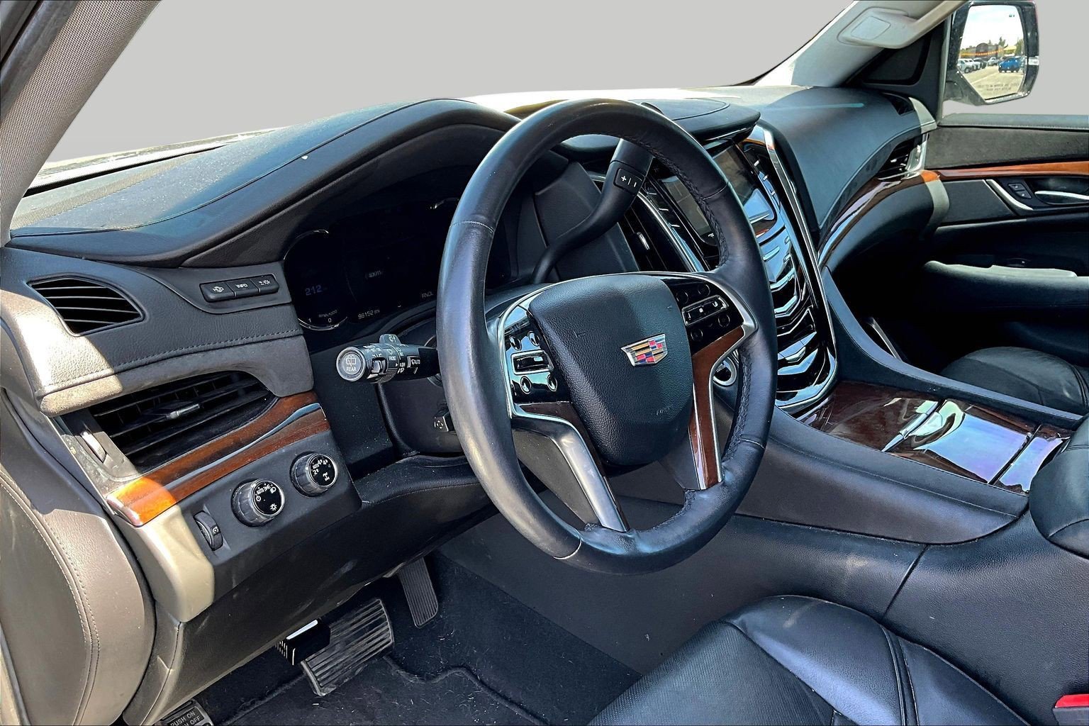 Used 2018 Cadillac Escalade Luxury AWD/4WD image 6