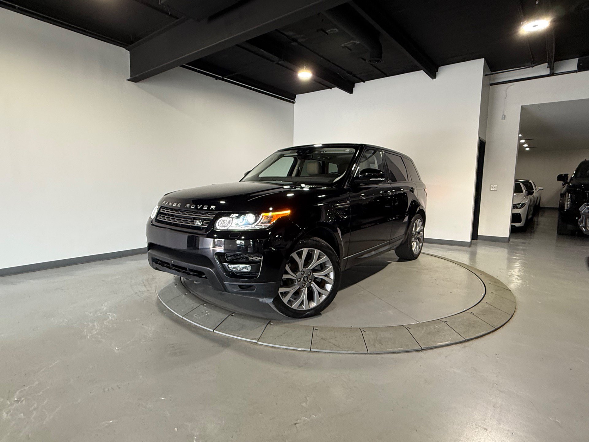 Used 2017 Land Rover Range Rover Sport SE AWD/4WD image 3