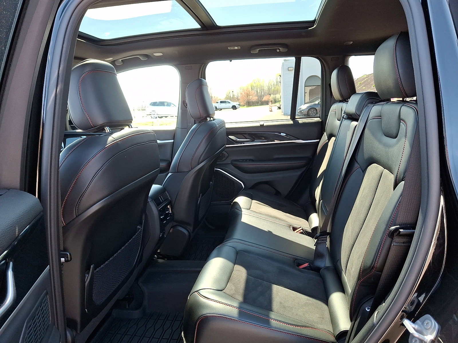 Certified 2022 Jeep Grand Cherokee Trailhawk w/ Luxury Tech Group III image 10