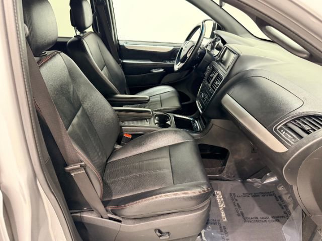 Used 2016 Dodge Grand Caravan R/T image 26