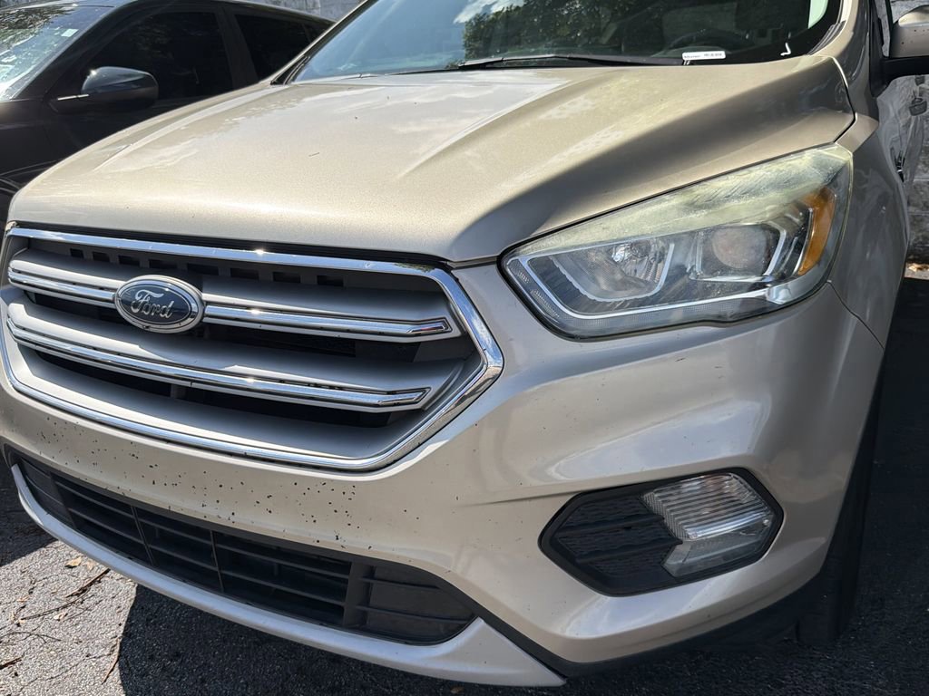 Used 2017 Ford Escape SE w/ Equipment Group 201A FWD image 4