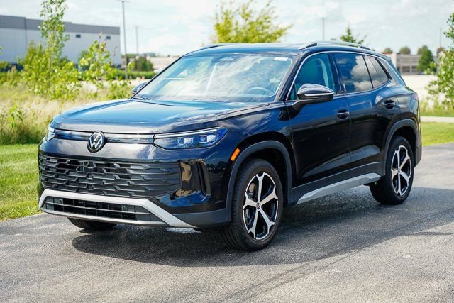 Used 2025 Volkswagen Tiguan SE w/ Panoramic Sunroof Package image 5