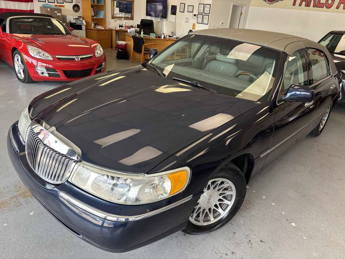Used 2001 Lincoln Town Car Signature RWD image 6