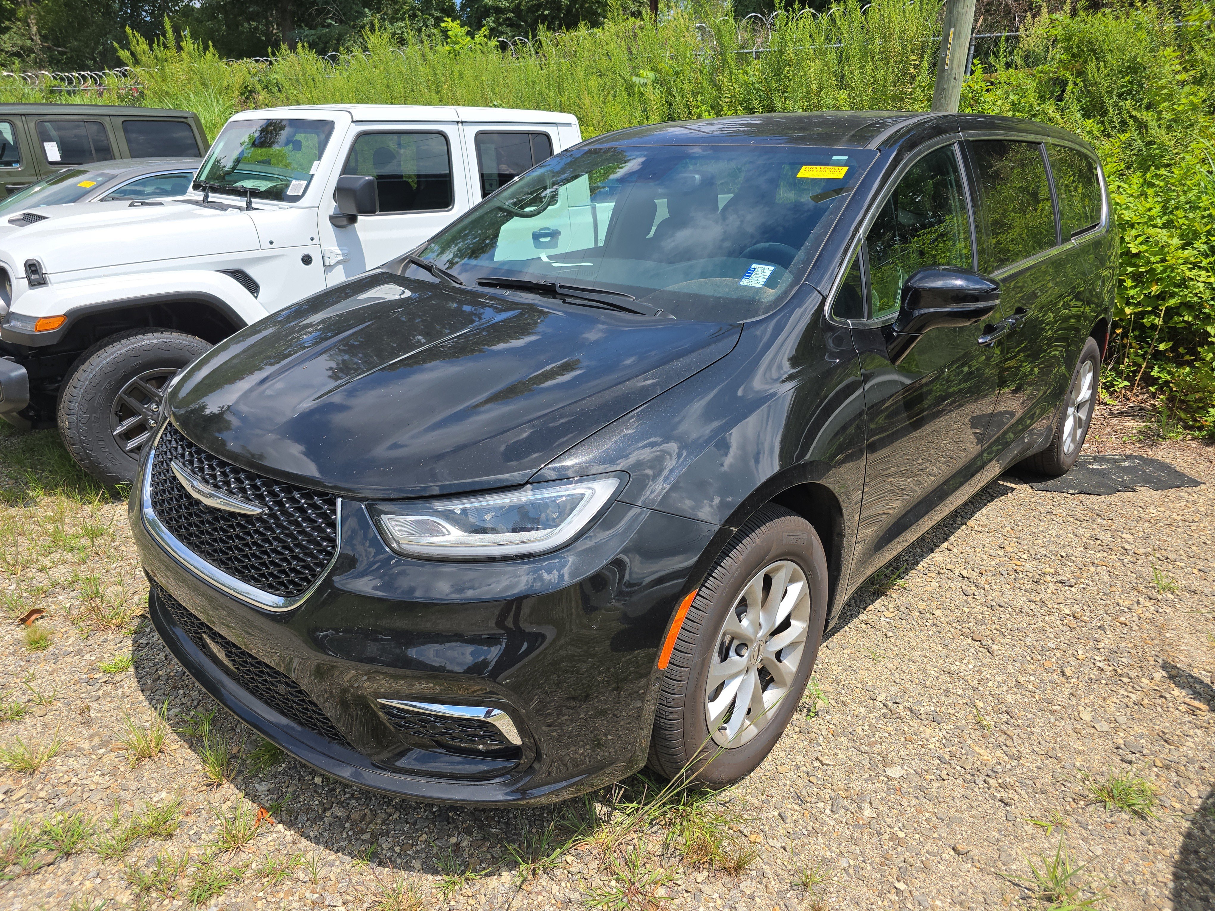 Used 2025 Chrysler Pacifica Select AWD/4WD image 3