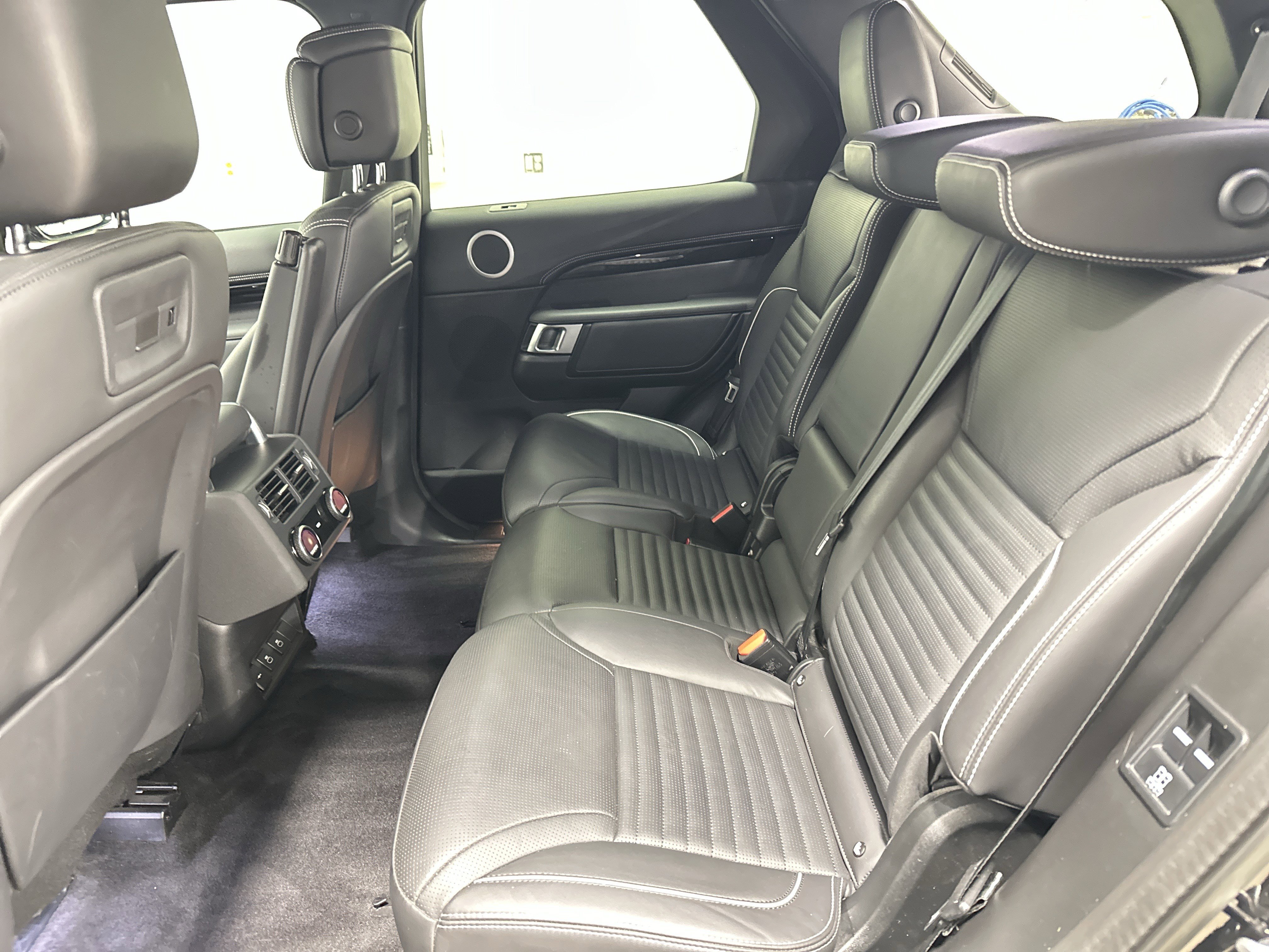 Used 2023 Land Rover Discovery S R-Dynamic image 31