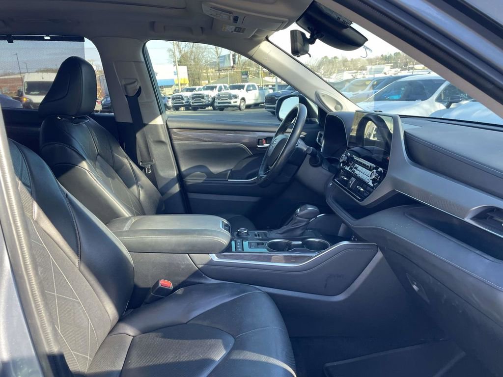 Used 2022 Toyota Highlander Platinum image 14