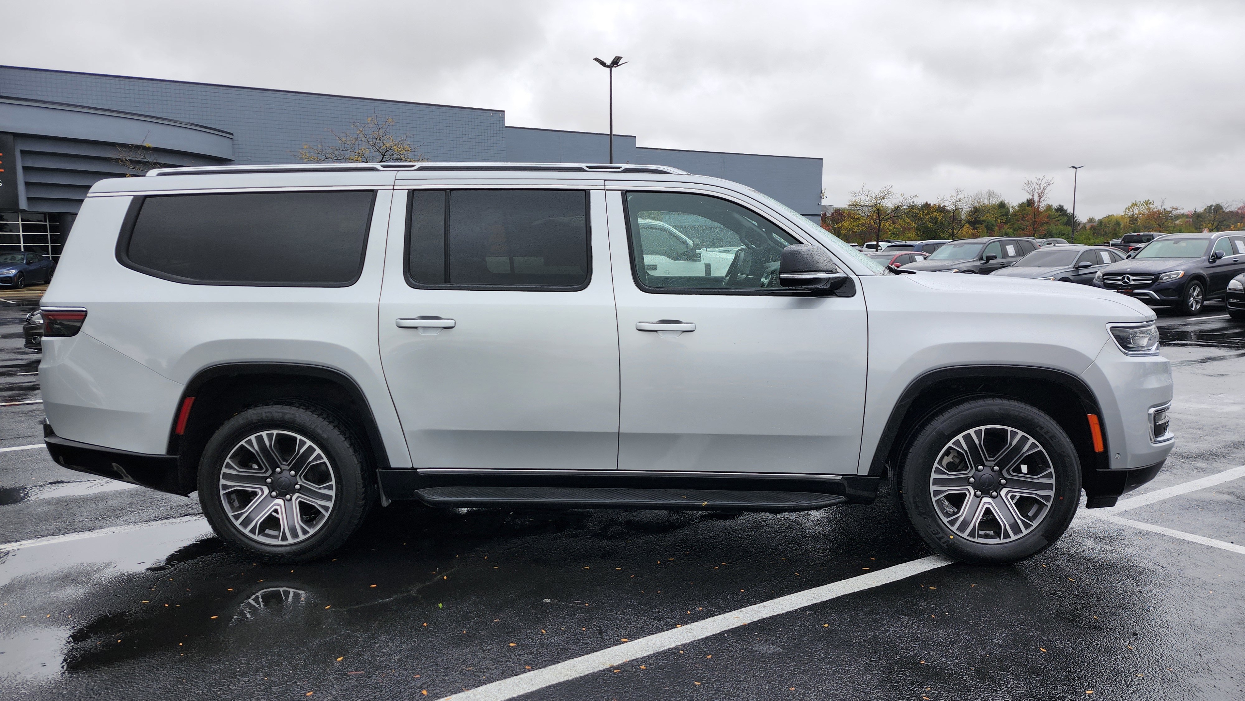 Used 2024 Jeep Wagoneer L Series II w/ Flexible Seating Group image 12