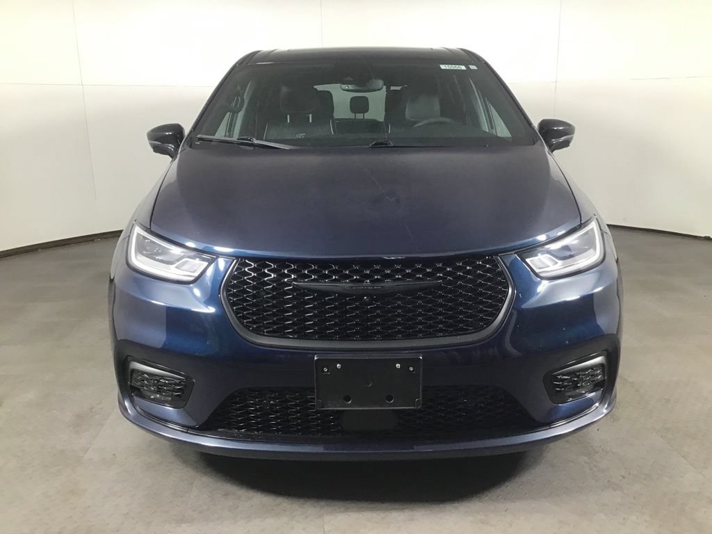 Used 2023 Chrysler Pacifica Limited w/ Uconnect Theater Family Group FWD image 2