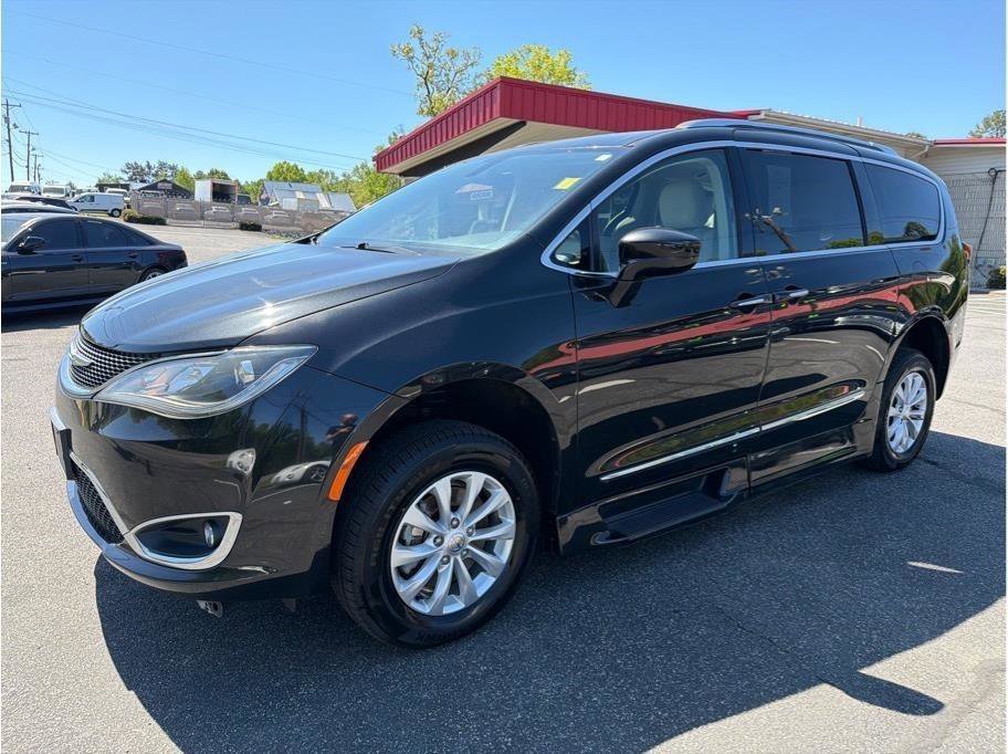 Used 2018 Chrysler Pacifica Touring-L Plus FWD image 3
