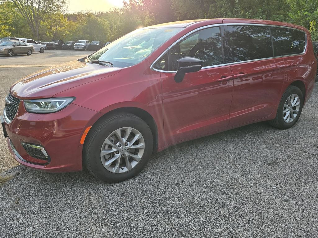 Used 2025 Chrysler Pacifica Select AWD/4WD image 2