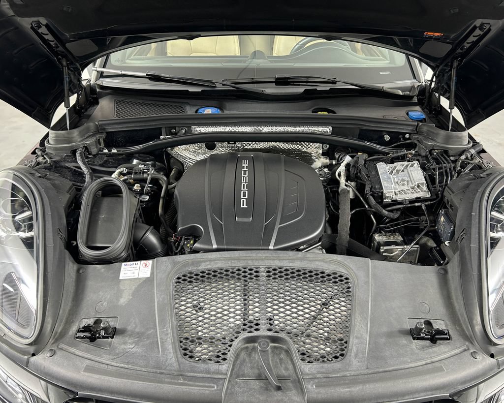 Certified 2020 Porsche Macan AWD/4WD image 30