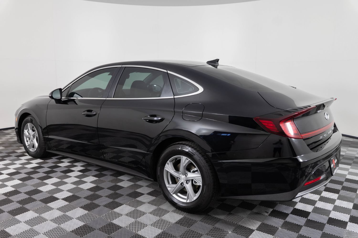Used 2023 Hyundai Sonata SE w/ Preferred Accessory Package FWD image 4