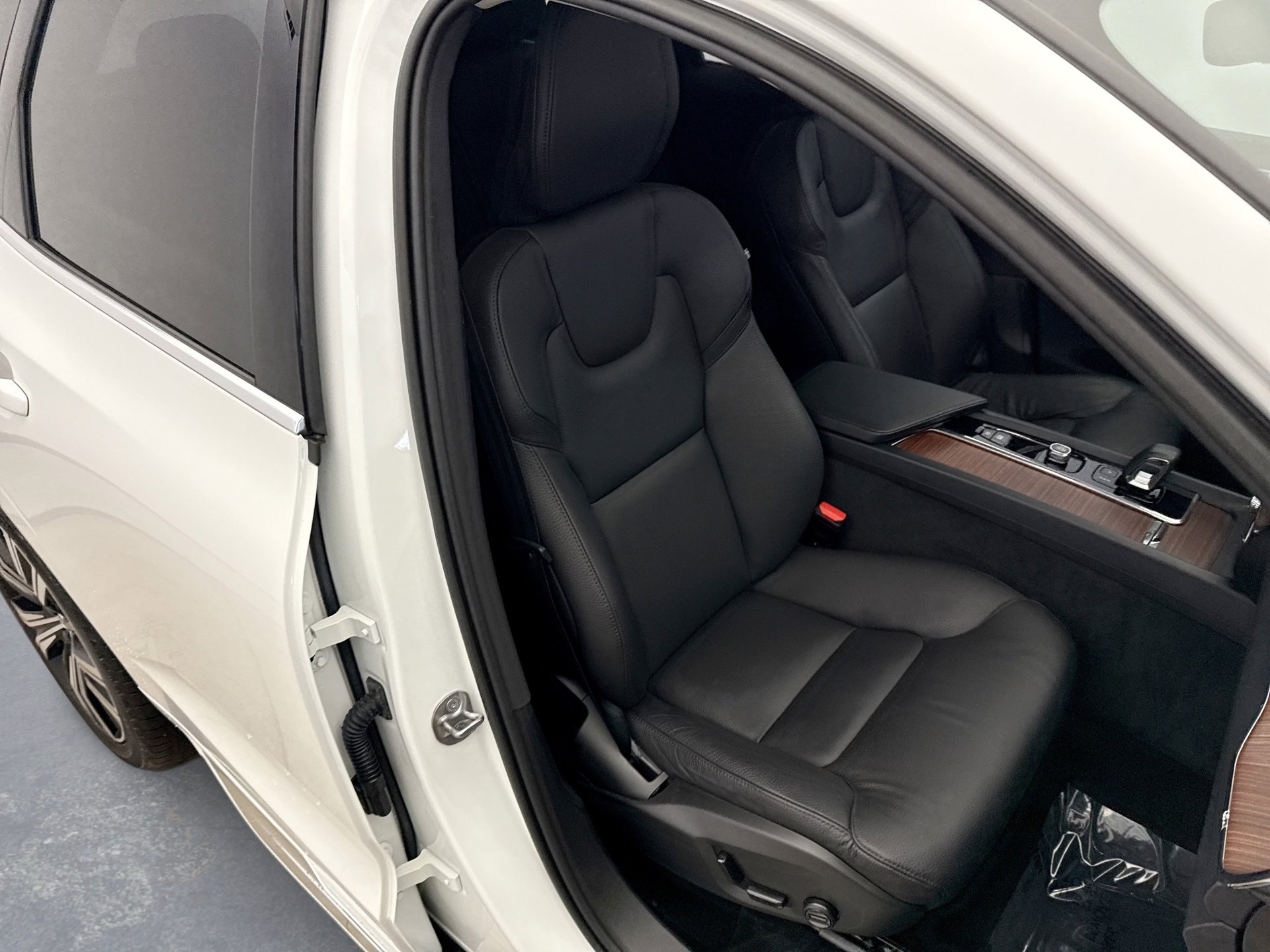 Used 2023 Volvo XC60 B5 Plus image 16