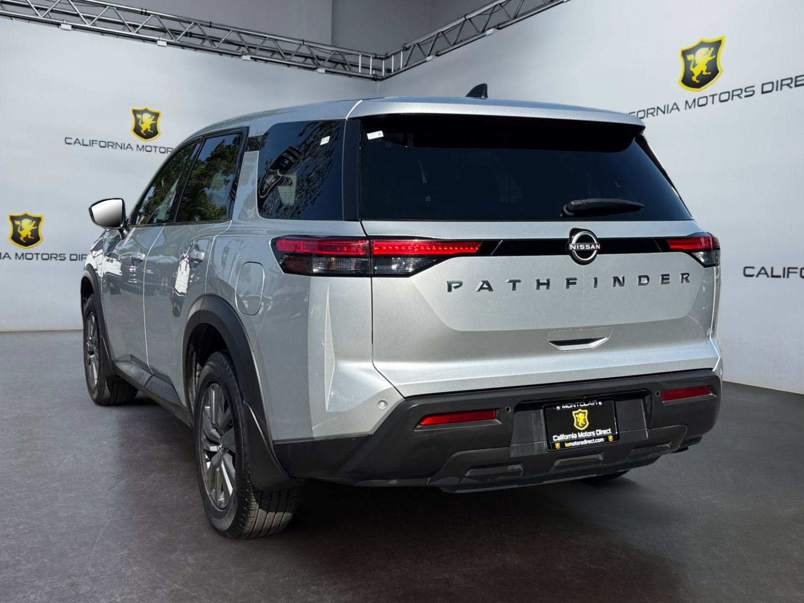 Used 2024 Nissan Pathfinder S FWD image 3